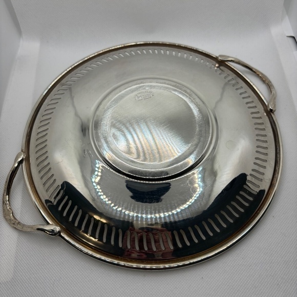 Viking Plate 8 3/4" w/ lead mount Handles E.P Copper Made in Canada Silverplated - Picture 5 of 6